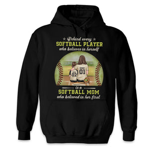 Une joueuse de softball a d'abord la confiance de sa mère - T-shirt, sweat à capuche et sweat-shirt unisexe personnalisé pour la famille - Cadeau pour les membres de la famille