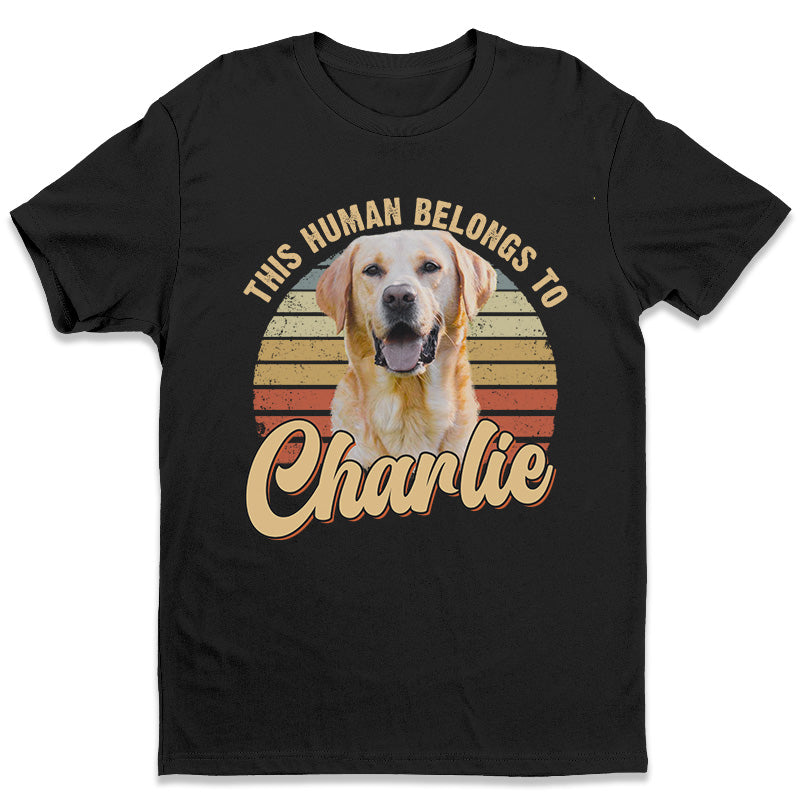 Photo personnalisée « Cet humain m'appartient » - T-shirt, sweat à capuche et sweat-shirt unisexe personnalisé pour chien et chat - Cadeau pour propriétaires et amoureux des animaux